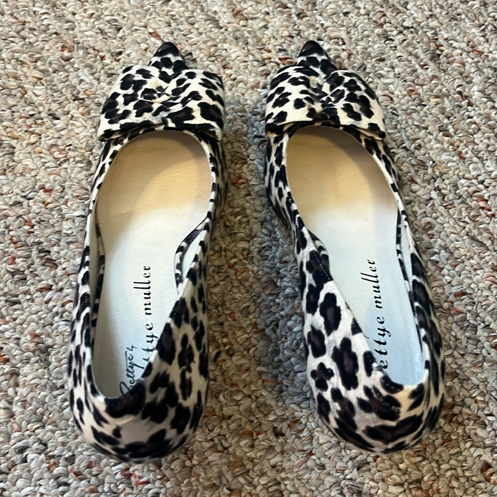 Bettye Muller Leopard Bow Heels Size 8 - Picture 6 of 14